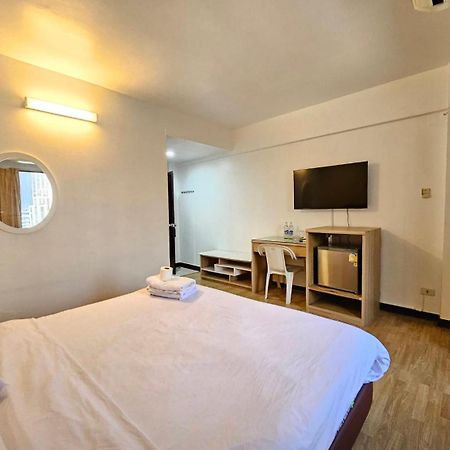 Crown Bts Nana Hotel Bangkok Kültér fotó