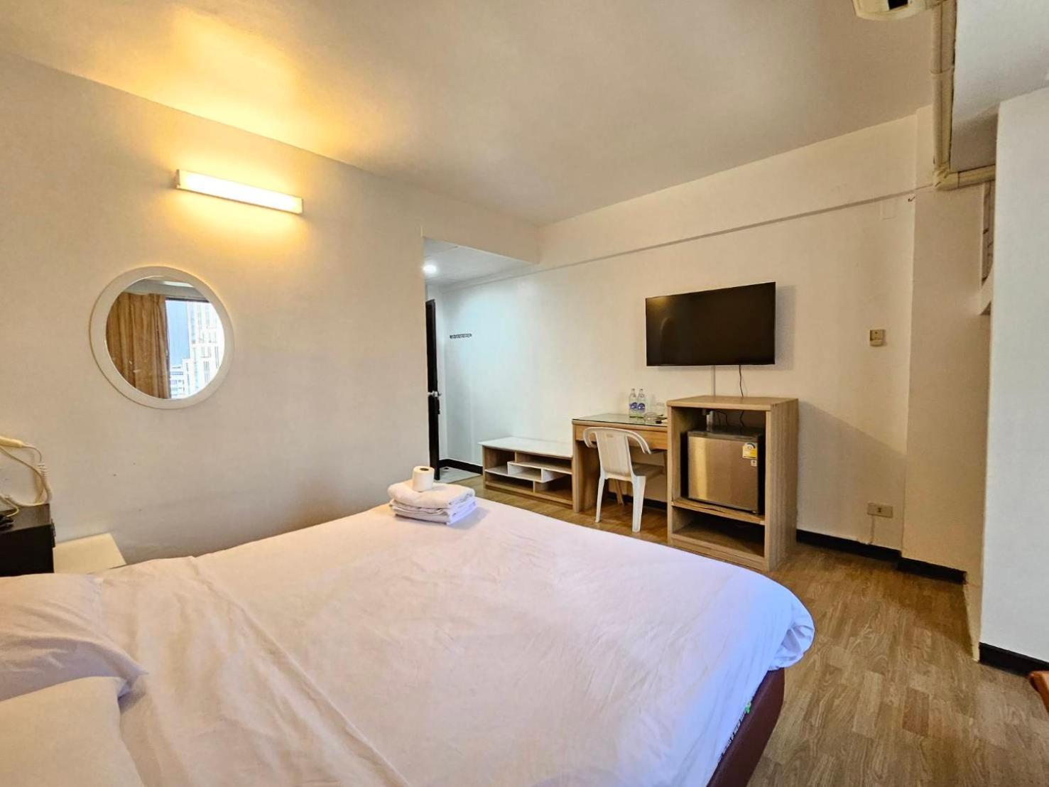 Crown Bts Nana Hotel Bangkok Kültér fotó