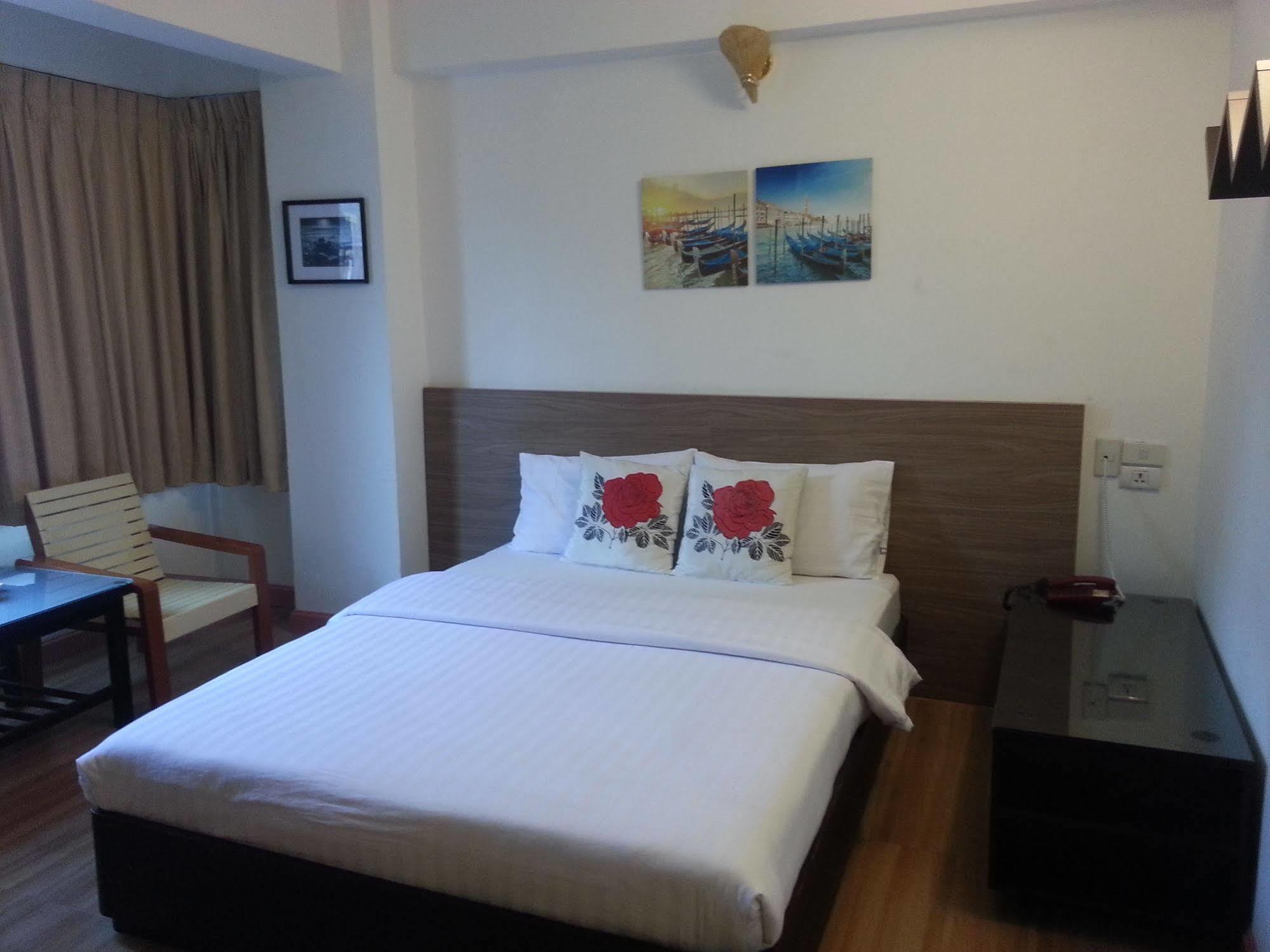 Crown Bts Nana Hotel Bangkok Kültér fotó