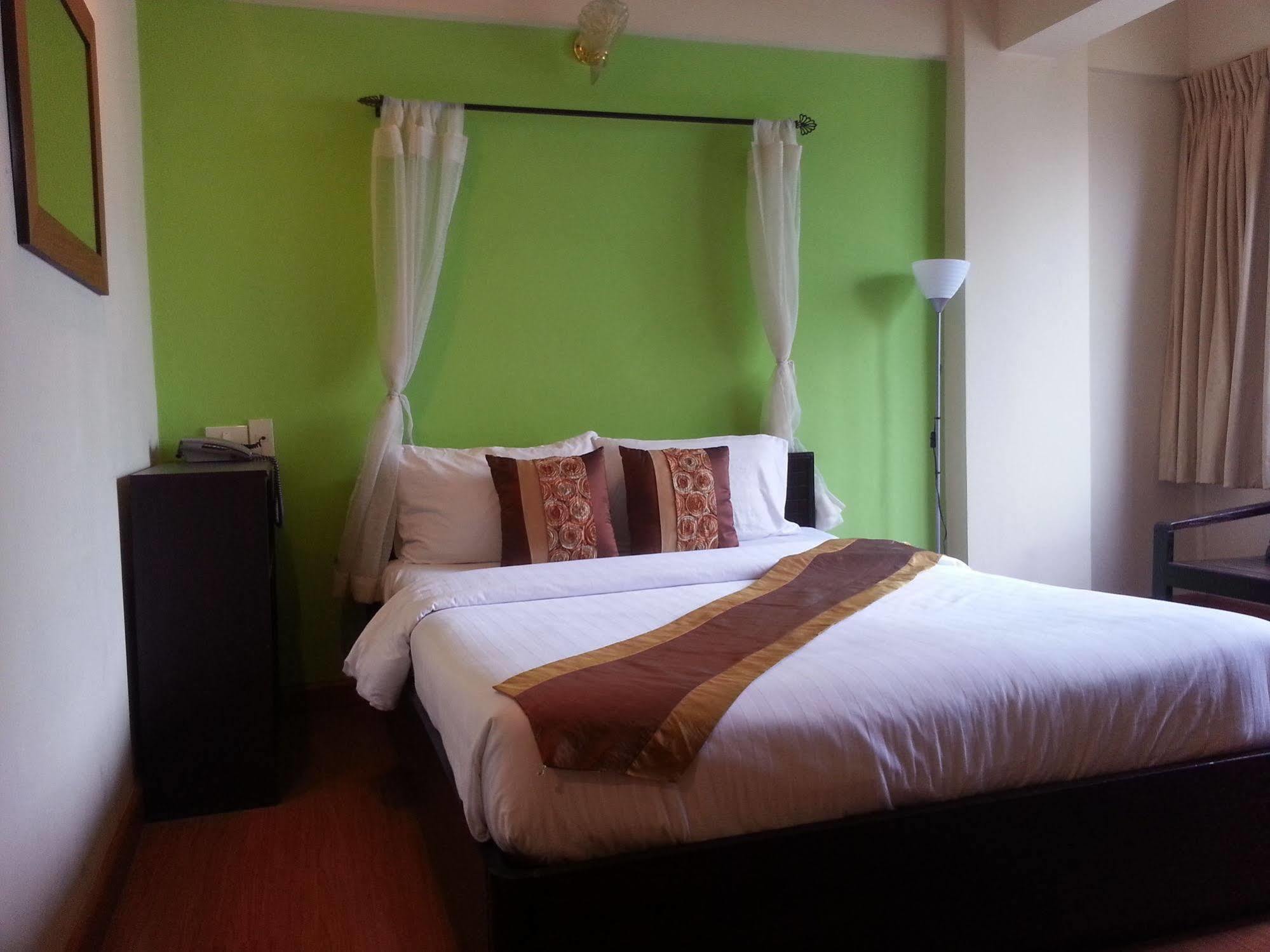 Crown Bts Nana Hotel Bangkok Kültér fotó