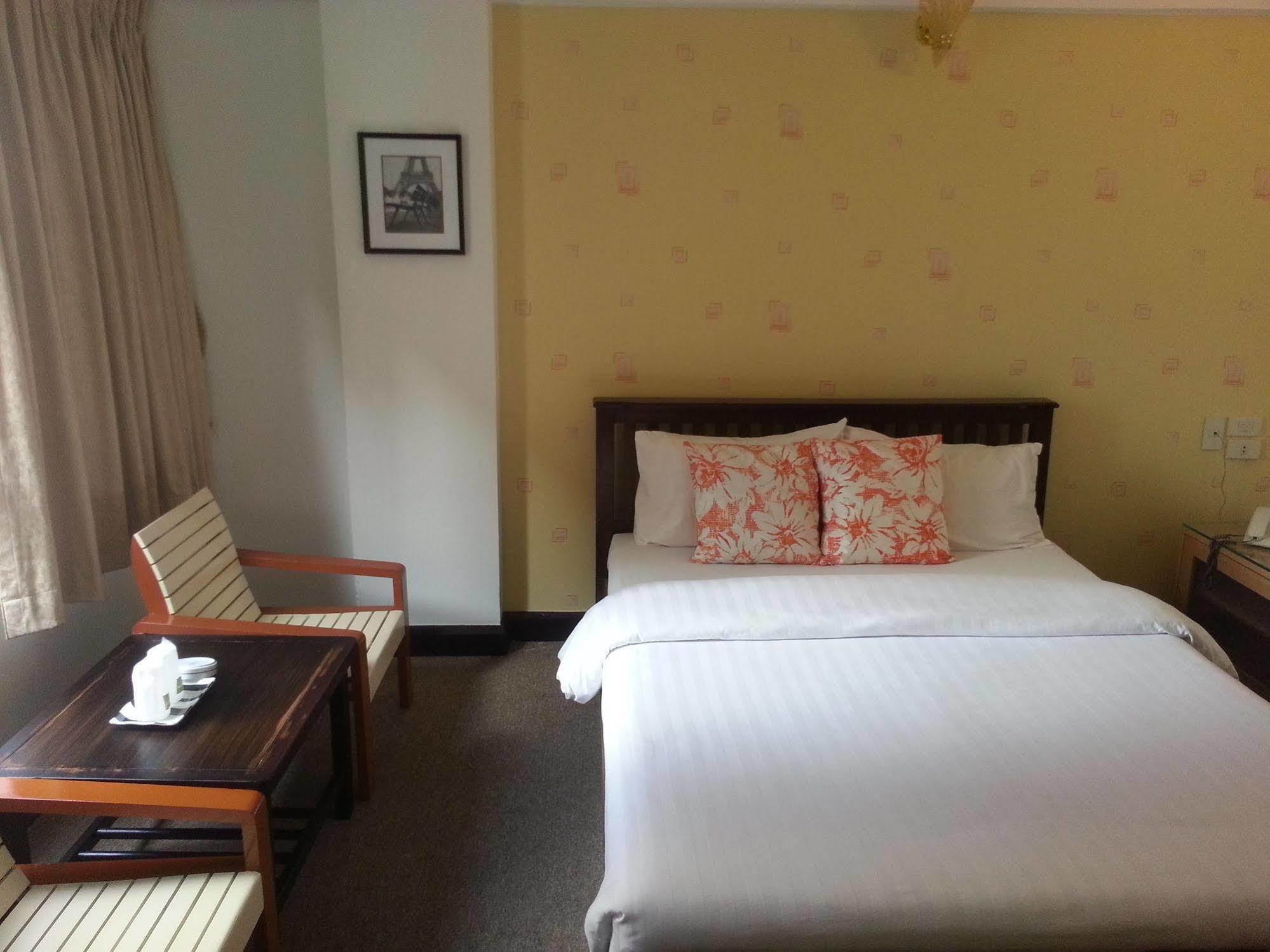 Crown Bts Nana Hotel Bangkok Kültér fotó